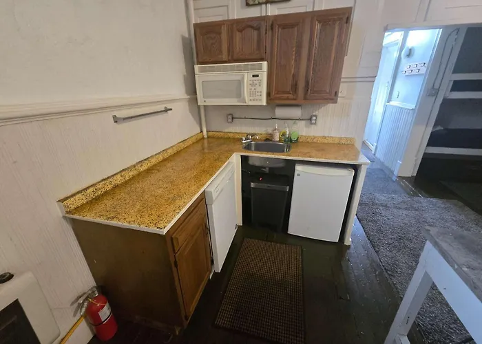 Bunkhouse - Budget Crash Pad - East Carson Street Apartment