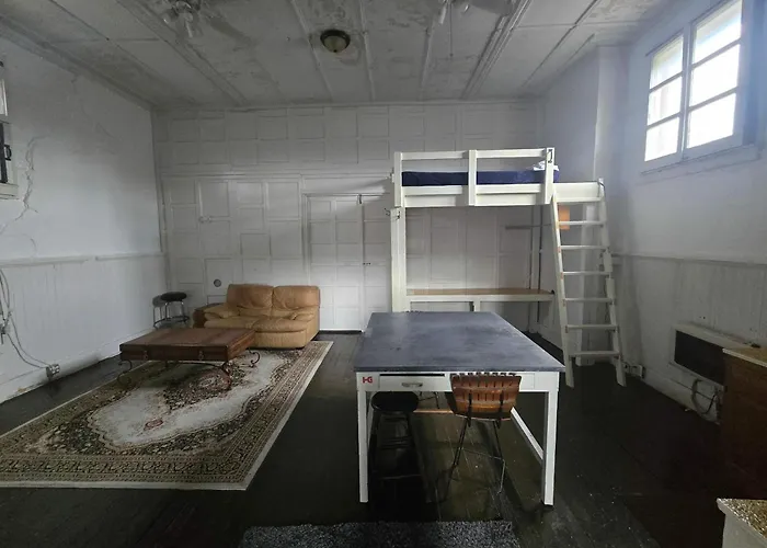 Bunkhouse - Budget Crash Pad - East Carson Street * Pittsburgh
