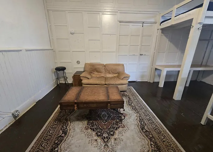 Apartment Bunkhouse - Budget Crash Pad - East Carson Street *