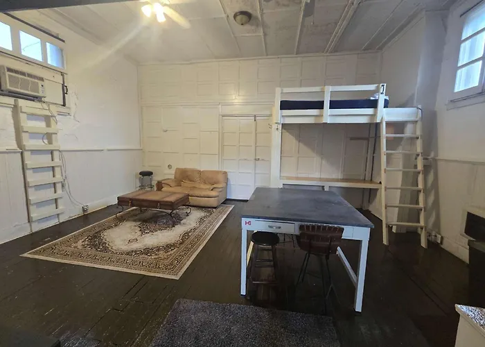 Bunkhouse - Budget Crash Pad - East Carson Street *