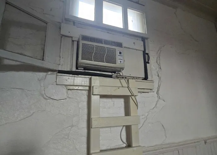 Bunkhouse - Budget Crash Pad - East Carson Street Apartment *