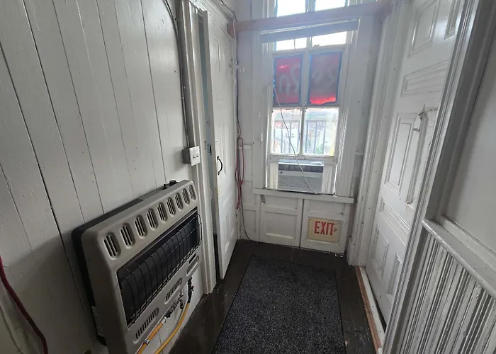 Bunkhouse - Budget Crash Pad - East Carson Street Apartment *