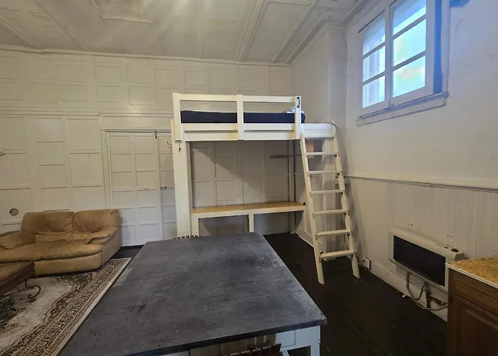 Bunkhouse - Budget Crash Pad - East Carson Street Apartment *