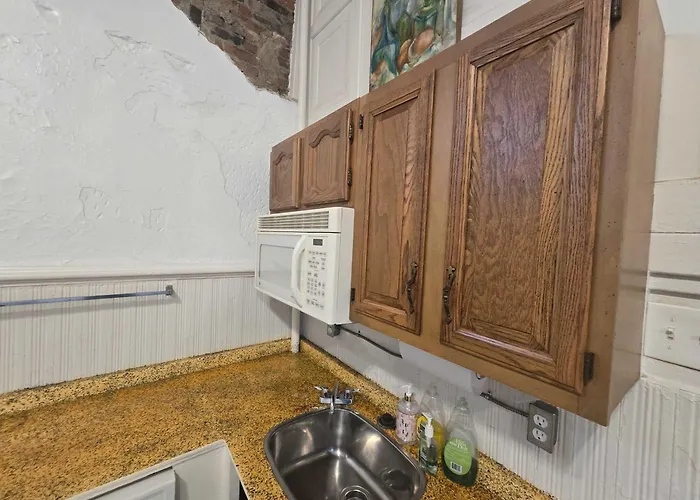 Bunkhouse - Budget Crash Pad - East Carson Street Apartment