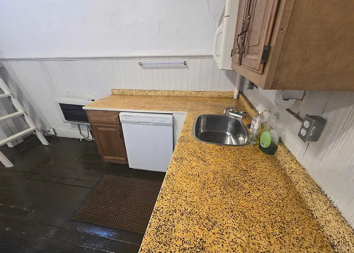Bunkhouse - Budget Crash Pad - East Carson Street