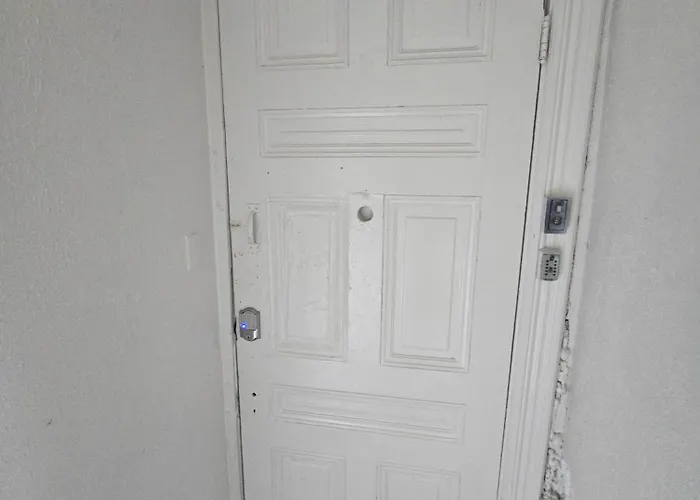 Apartment Bunkhouse - Budget Crash Pad - East Carson Street